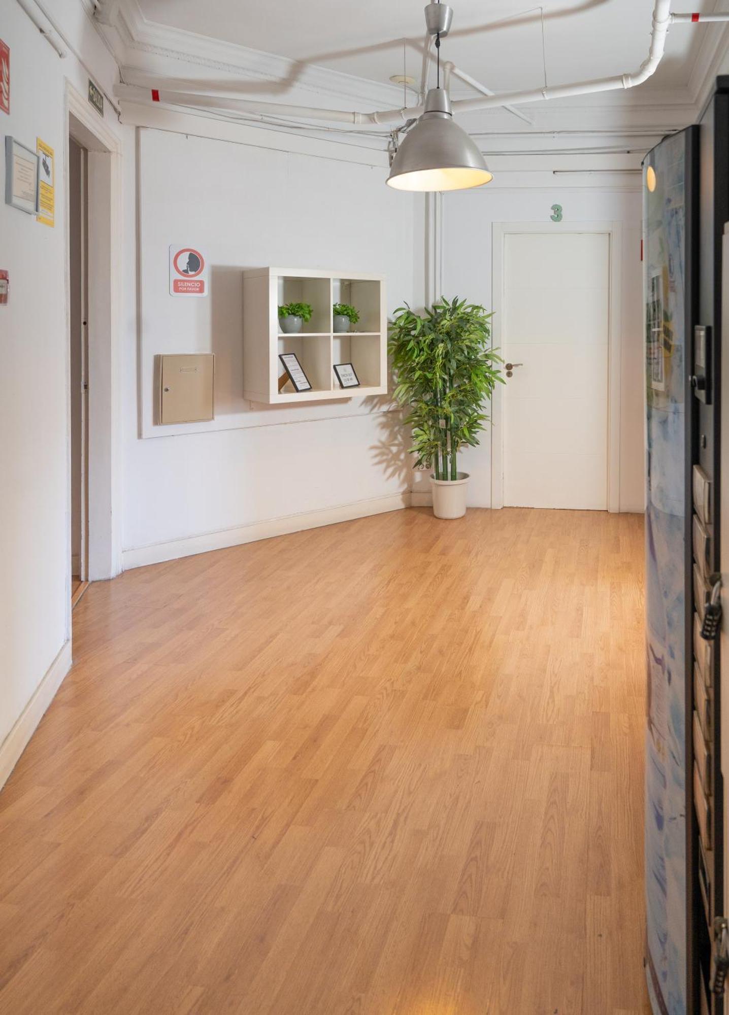 Wow Hostel Барселона Экстерьер фото