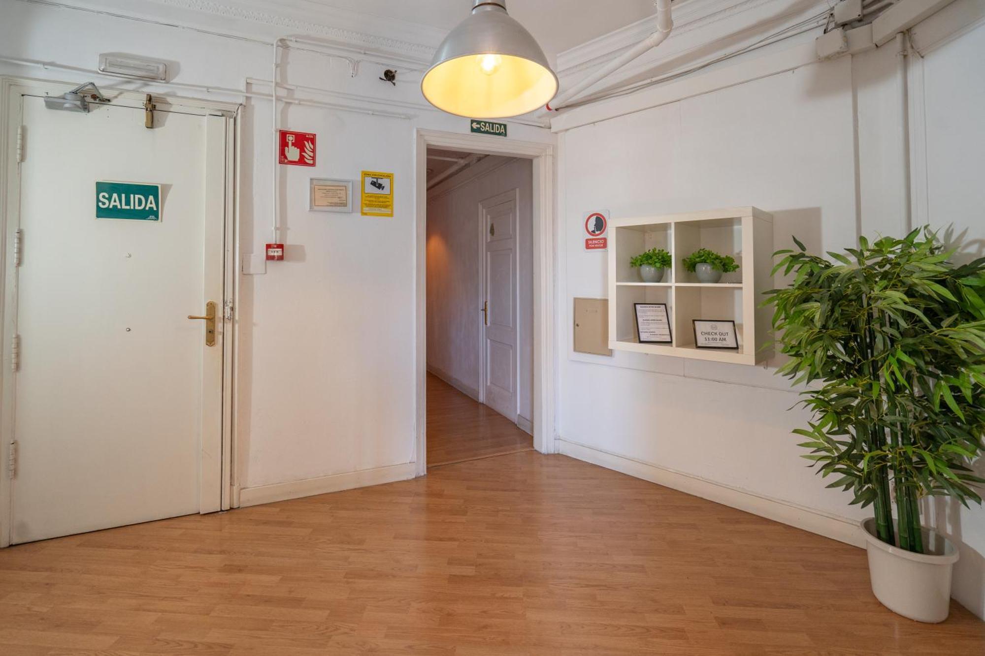 Wow Hostel Барселона Экстерьер фото