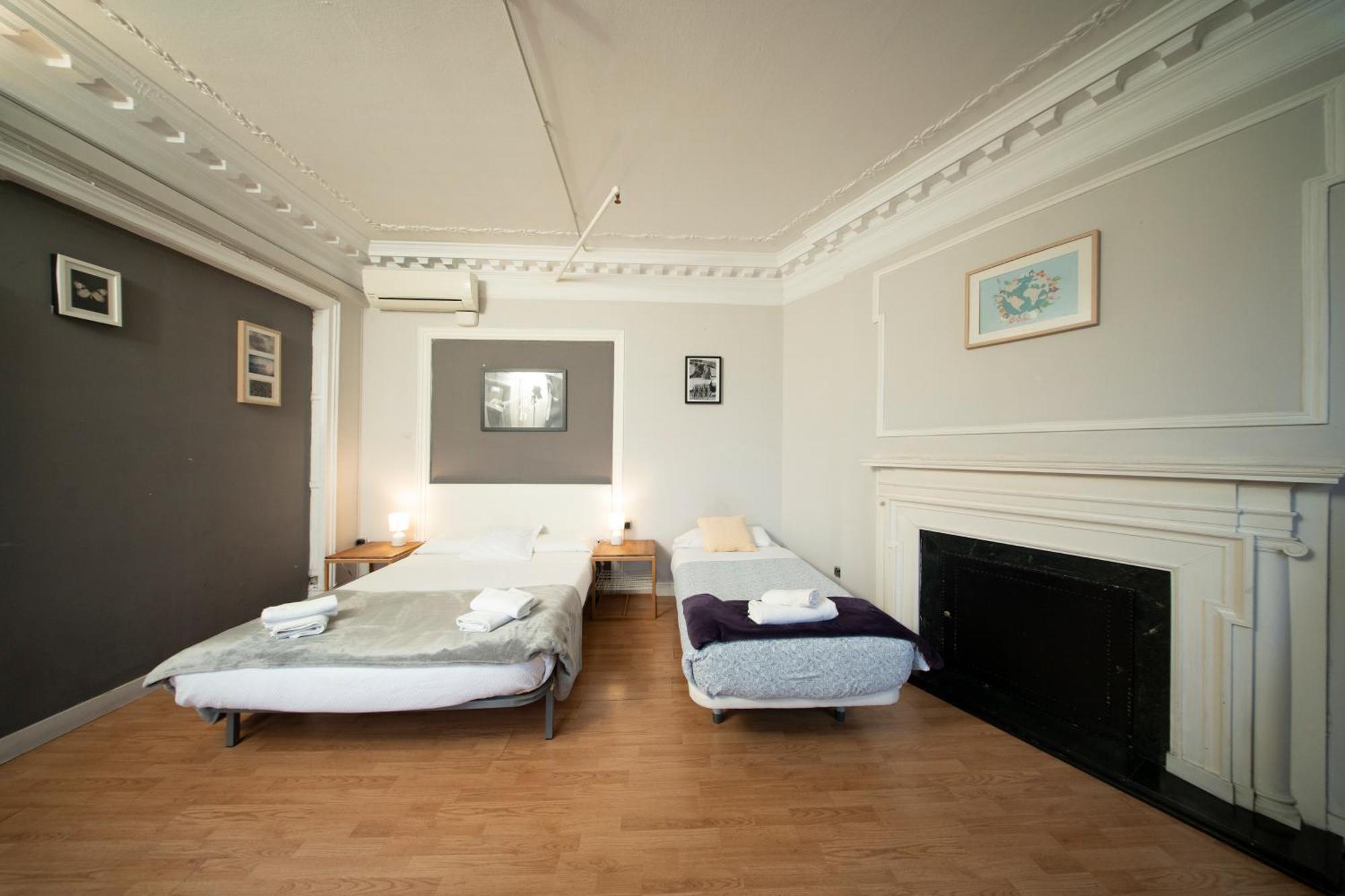 Wow Hostel Барселона Экстерьер фото