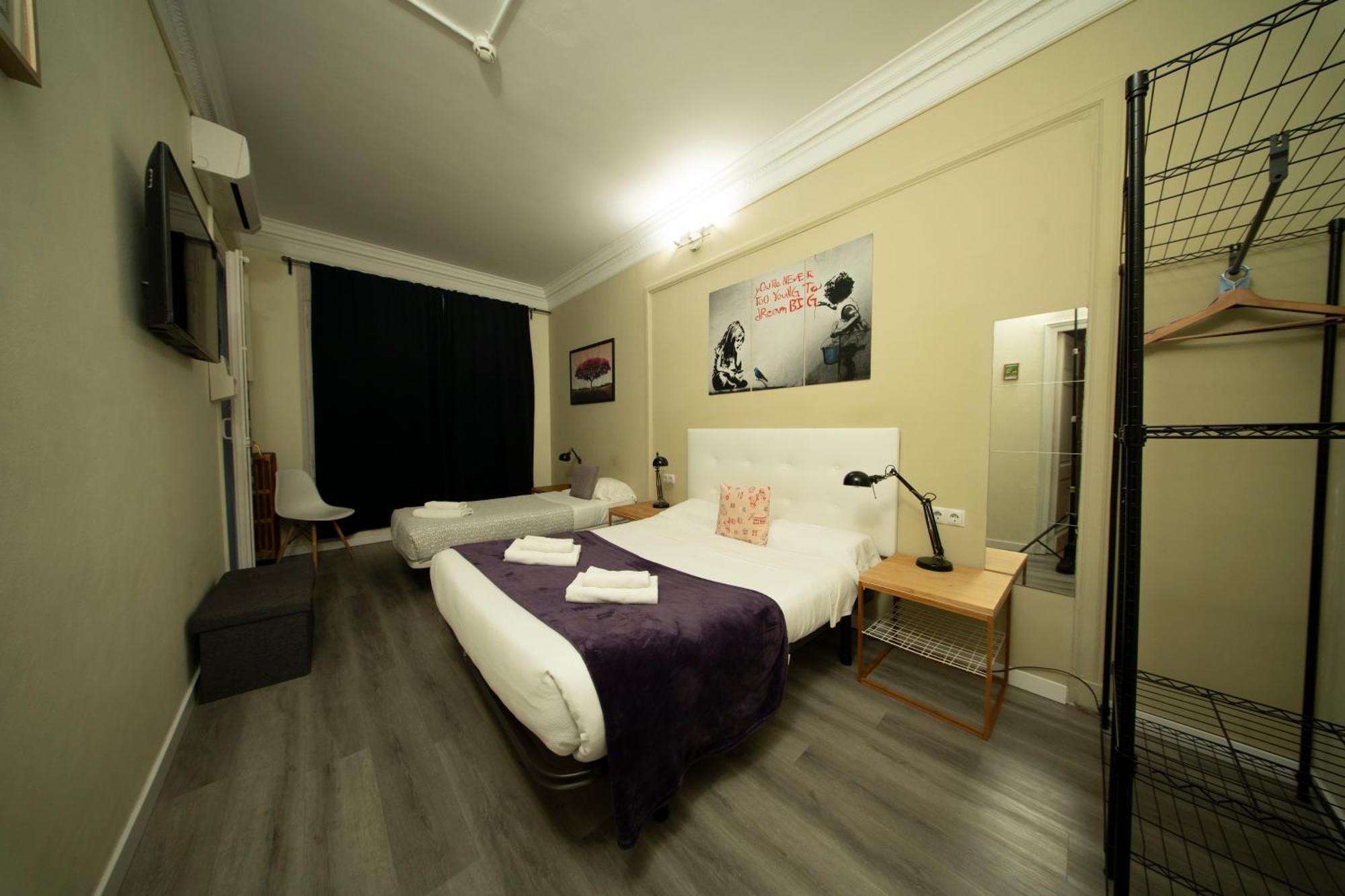 Wow Hostel Барселона Экстерьер фото