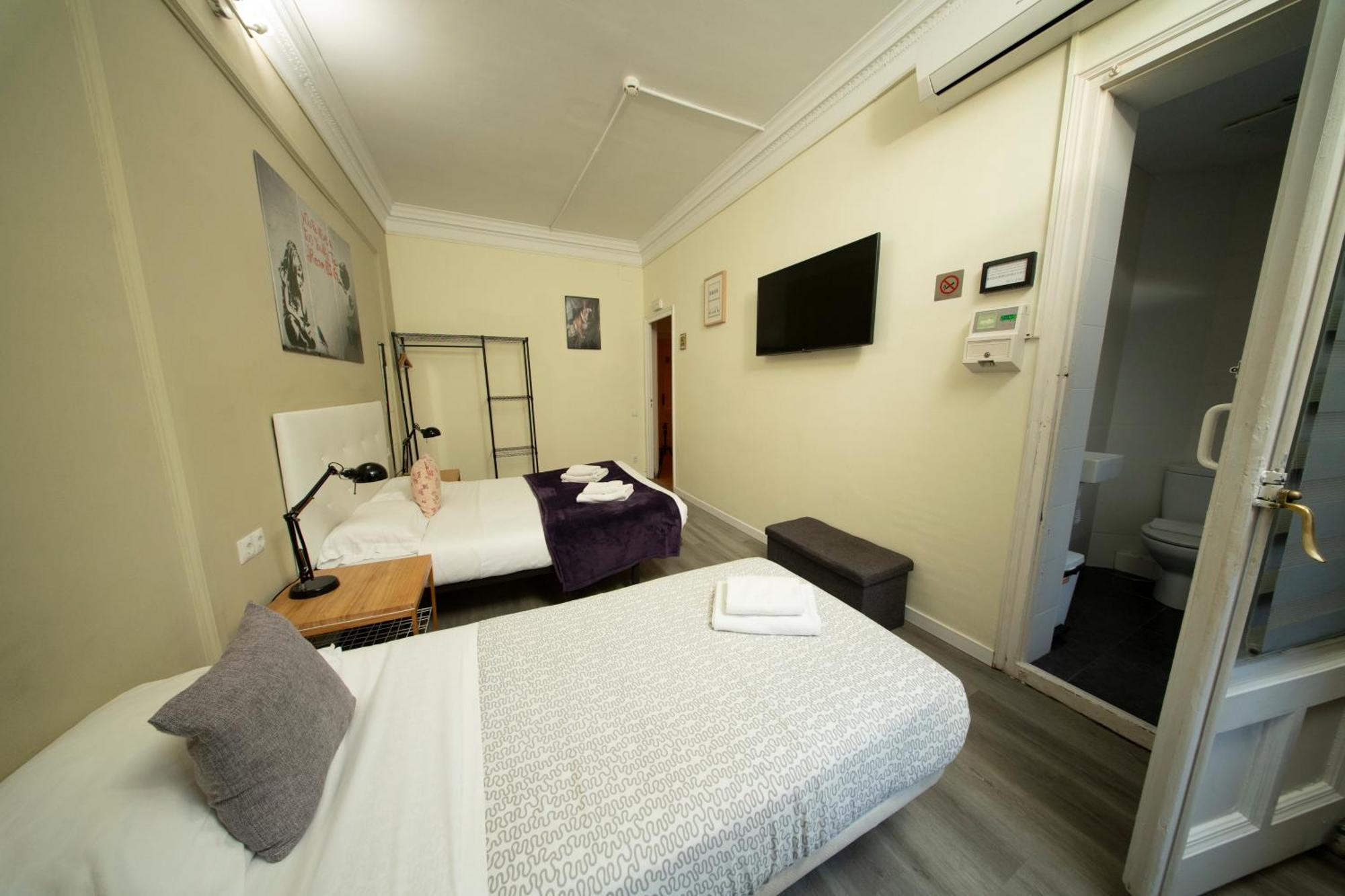 Wow Hostel Барселона Экстерьер фото
