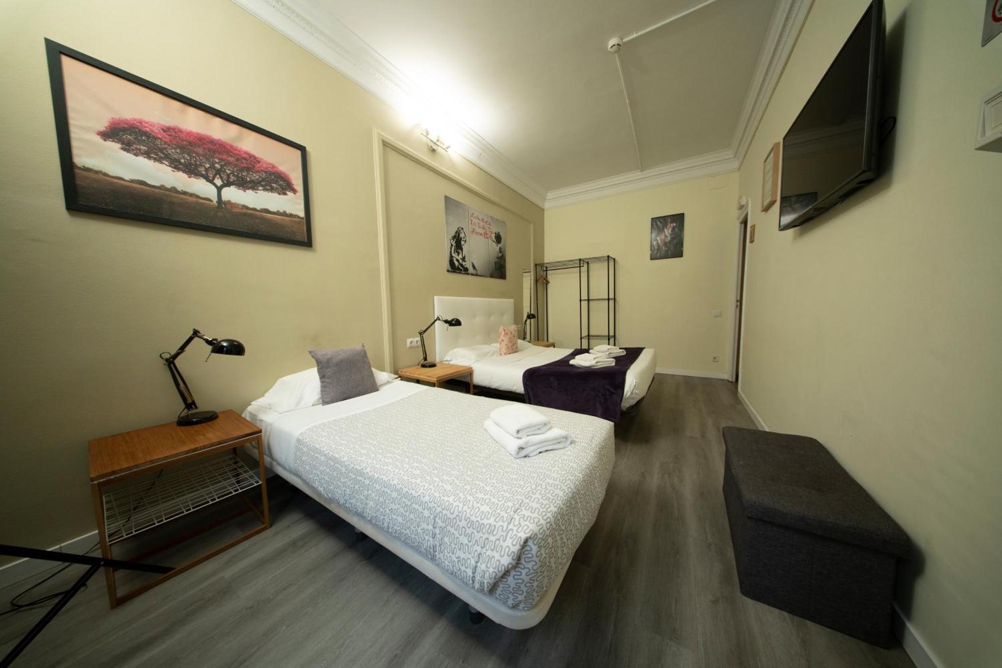 Wow Hostel Барселона Экстерьер фото