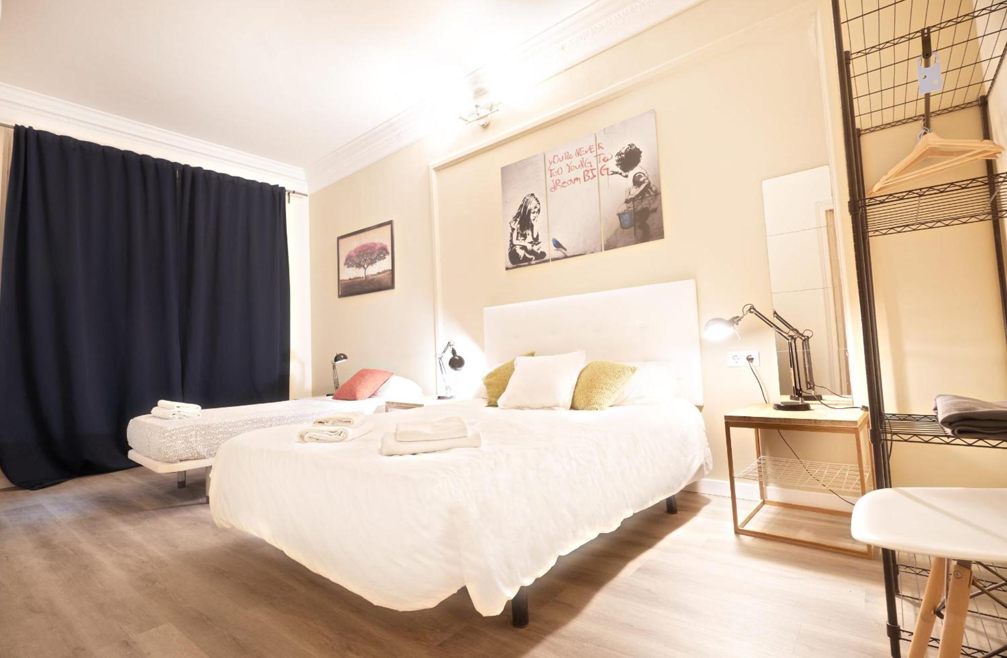 Wow Hostel Барселона Экстерьер фото