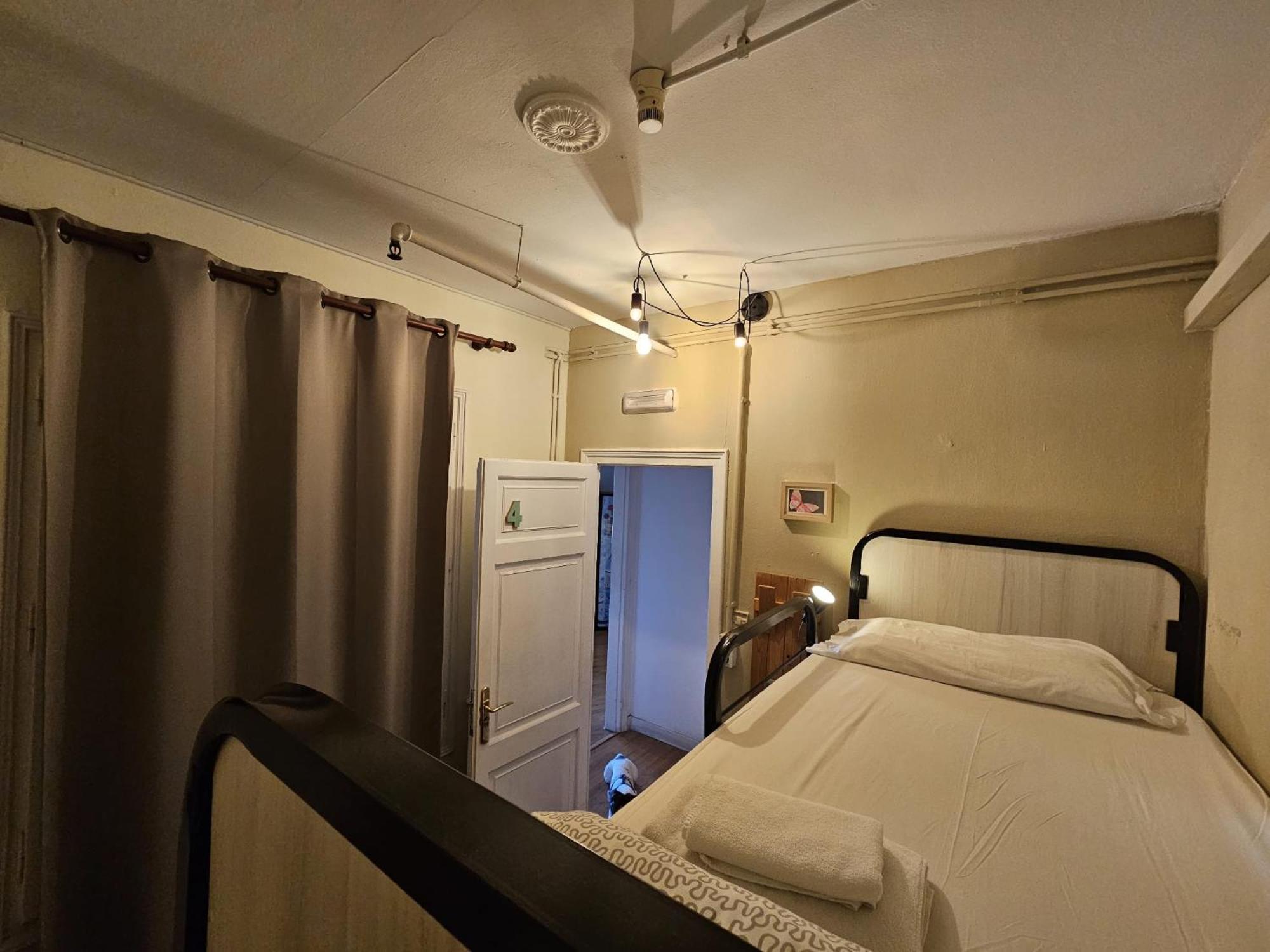Wow Hostel Барселона Экстерьер фото