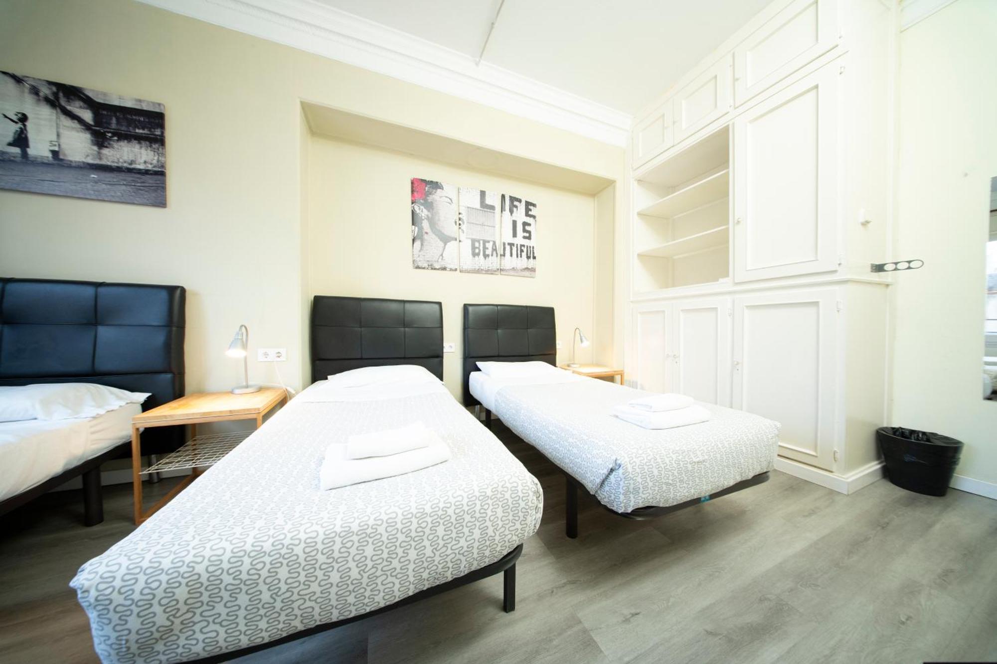 Wow Hostel Барселона Экстерьер фото