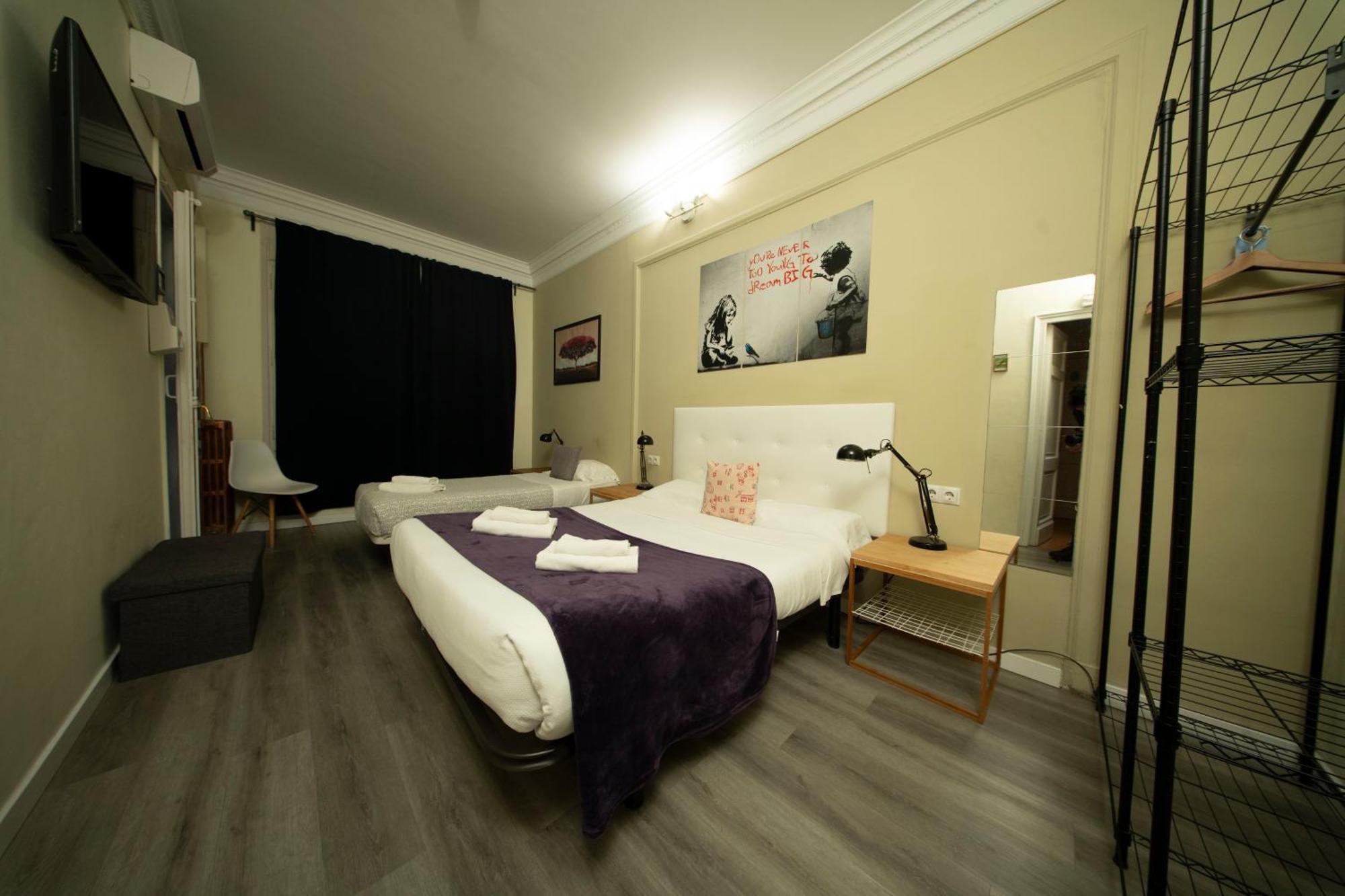 Wow Hostel Барселона Экстерьер фото