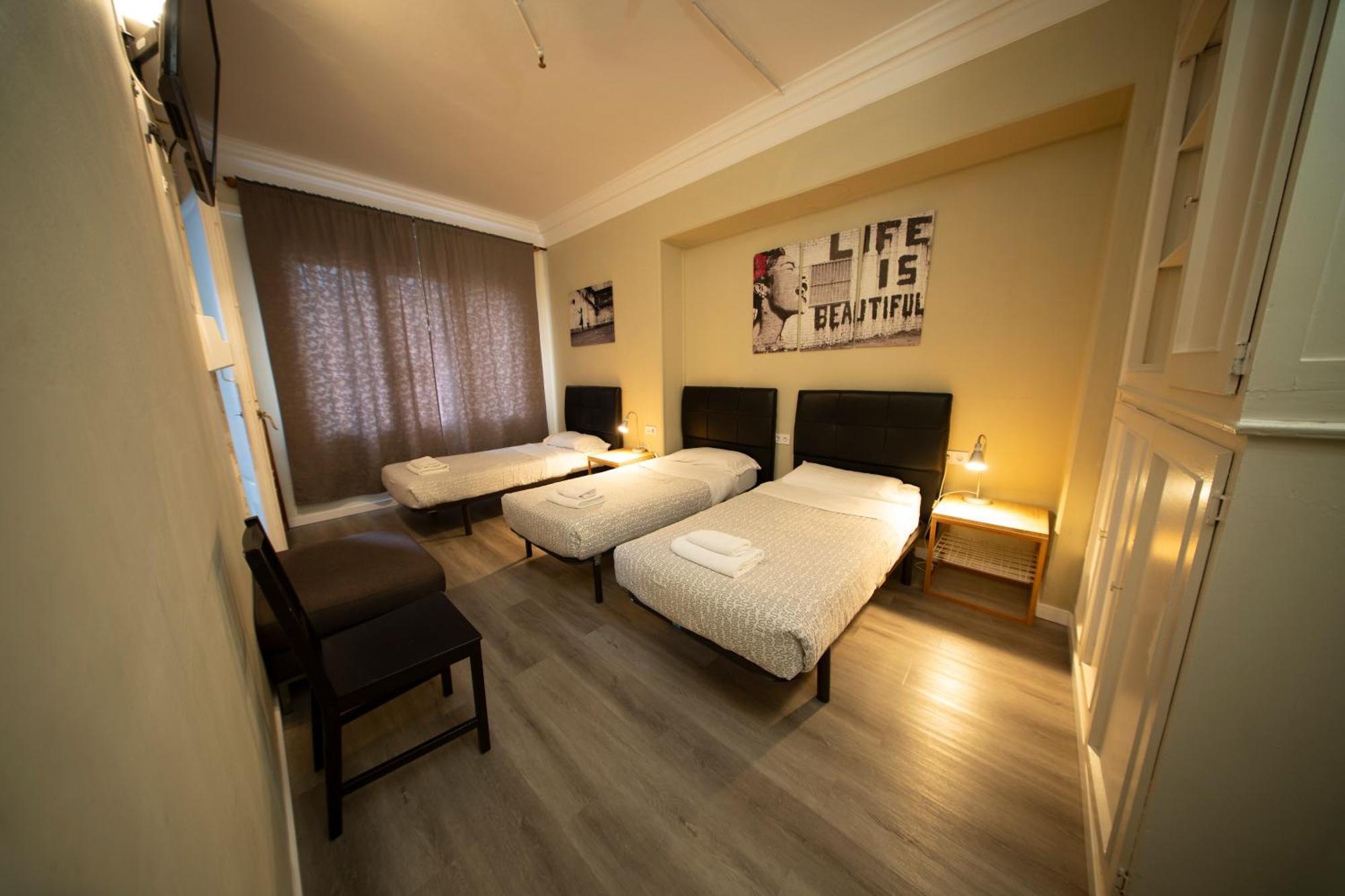 Wow Hostel Барселона Экстерьер фото